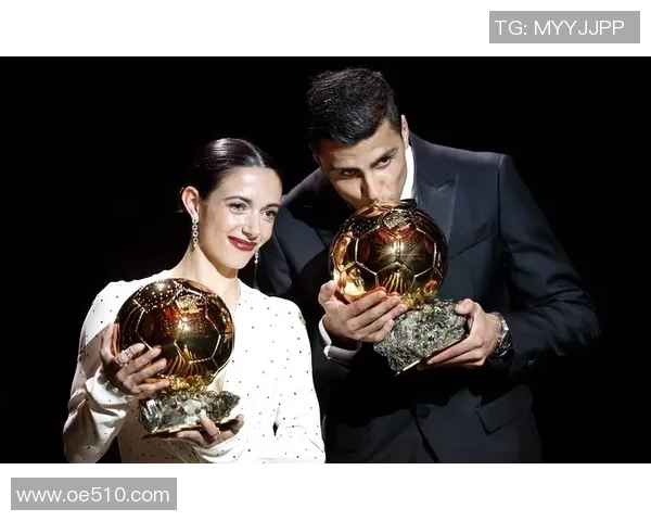 前锋足球明星同框合影展现激情与荣耀的瞬间